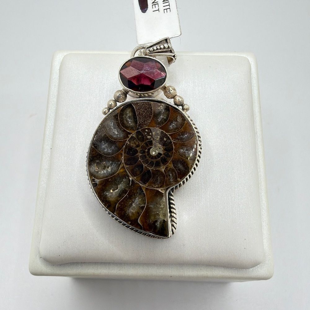 NWT 19x16mm AMMONITE and 9x7mm‎ faceted Garnet pendant in Bali sterling silver!